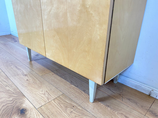 Freundlicher heller Mid-Century Schrank auf konischen Füßen I Highboard Wäscheschrank Wäschekommode Kommode Sideboard Bücherschrank Flurschrank Schuhschrank Schuhkommode I