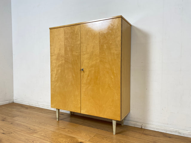 Freundlicher heller Mid-Century Schrank auf konischen Füßen I Highboard Wäscheschrank Wäschekommode Kommode Sideboard Bücherschrank Flurschrank Schuhschrank Schuhkommode I