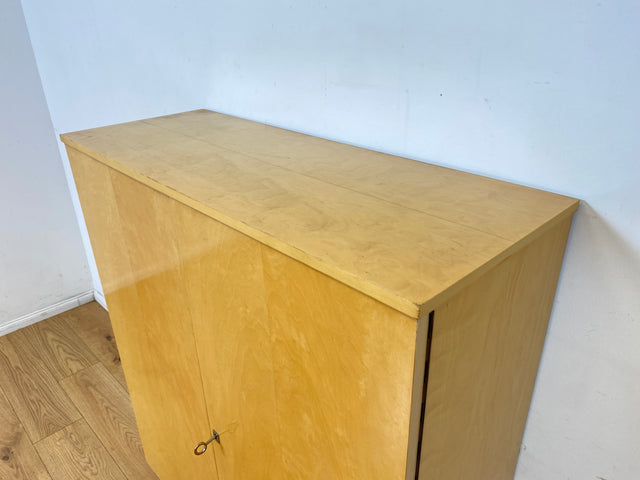 Freundlicher heller Mid-Century Schrank auf konischen Füßen I Highboard Wäscheschrank Wäschekommode Kommode Sideboard Bücherschrank Flurschrank Schuhschrank Schuhkommode I