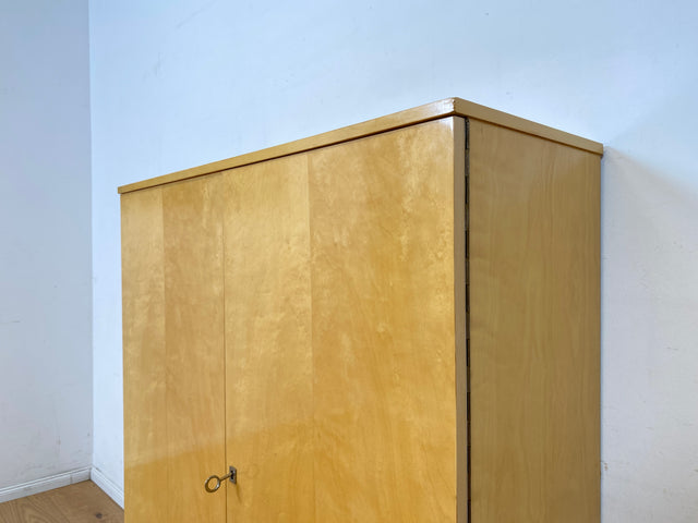 Freundlicher heller Mid-Century Schrank auf konischen Füßen I Highboard Wäscheschrank Wäschekommode Kommode Sideboard Bücherschrank Flurschrank Schuhschrank Schuhkommode I