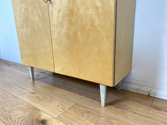 Freundlicher heller Mid-Century Schrank auf konischen Füßen I Highboard Wäscheschrank Wäschekommode Kommode Sideboard Bücherschrank Flurschrank Schuhschrank Schuhkommode I