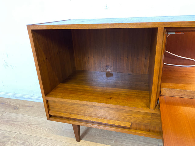 Stilvolles Mid-Century Sideboard mit beleuchtetem Bar Fach & Schubladen I Kommode TV Lowboard Fernsehkommode Phonoschrank Plattenspieler Vinyl Barkommode Barschrank Vintage I