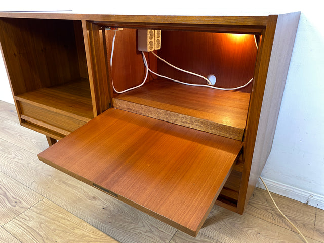 Stilvolles Mid-Century Sideboard mit beleuchtetem Bar Fach & Schubladen I Kommode TV Lowboard Fernsehkommode Phonoschrank Plattenspieler Vinyl Barkommode Barschrank Vintage I