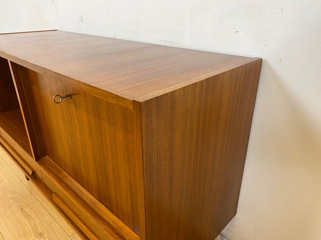 Stilvolles Mid-Century Sideboard mit beleuchtetem Bar Fach & Schubladen I Kommode TV Lowboard Fernsehkommode Phonoschrank Plattenspieler Vinyl Barkommode Barschrank Vintage I