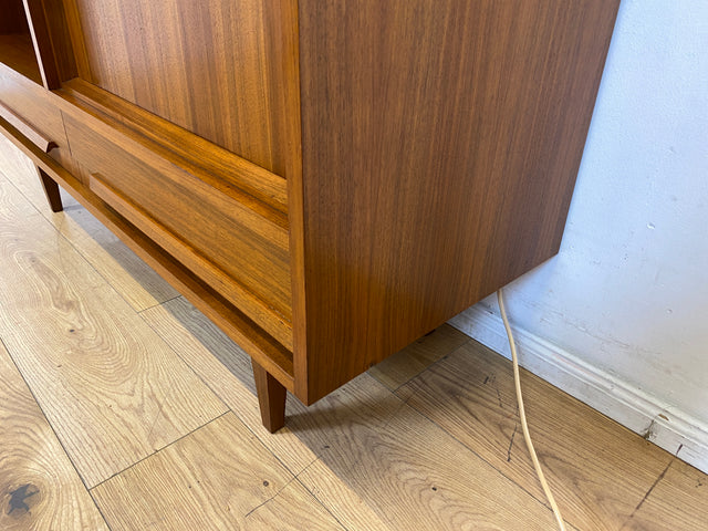 Stilvolles Mid-Century Sideboard mit beleuchtetem Bar Fach & Schubladen I Kommode TV Lowboard Fernsehkommode Phonoschrank Plattenspieler Vinyl Barkommode Barschrank Vintage I