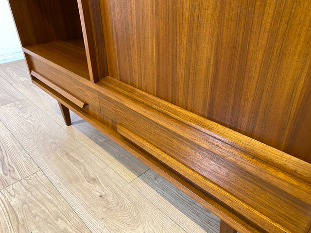 Stilvolles Mid-Century Sideboard mit beleuchtetem Bar Fach & Schubladen I Kommode TV Lowboard Fernsehkommode Phonoschrank Plattenspieler Vinyl Barkommode Barschrank Vintage I
