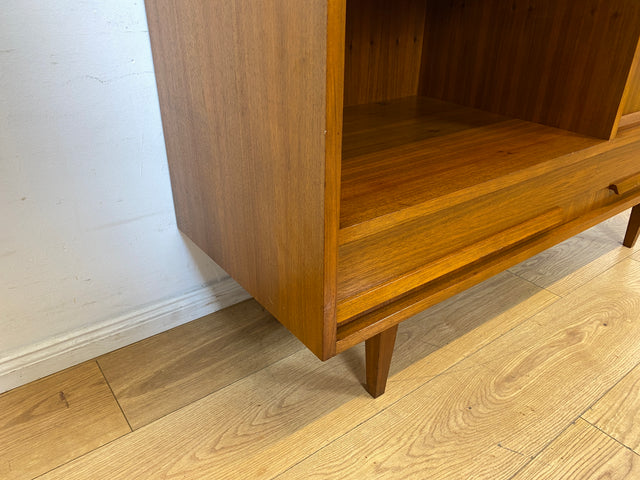 Stilvolles Mid-Century Sideboard mit beleuchtetem Bar Fach & Schubladen I Kommode TV Lowboard Fernsehkommode Phonoschrank Plattenspieler Vinyl Barkommode Barschrank Vintage I