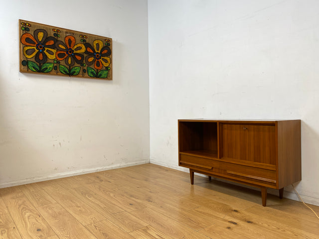 Stilvolles Mid-Century Sideboard mit beleuchtetem Bar Fach & Schubladen I Kommode TV Lowboard Fernsehkommode Phonoschrank Plattenspieler Vinyl Barkommode Barschrank Vintage I