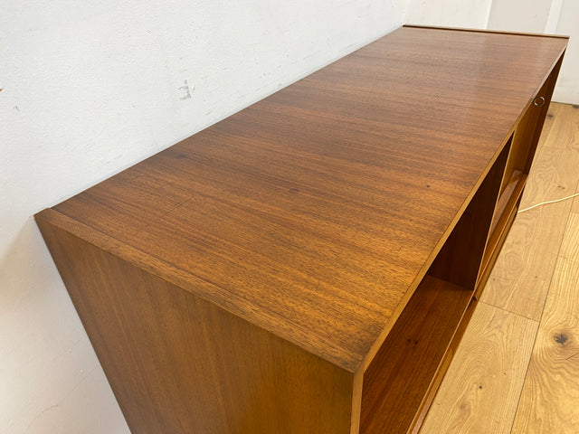 Stilvolles Mid-Century Sideboard mit beleuchtetem Bar Fach & Schubladen I Kommode TV Lowboard Fernsehkommode Phonoschrank Plattenspieler Vinyl Barkommode Barschrank Vintage I
