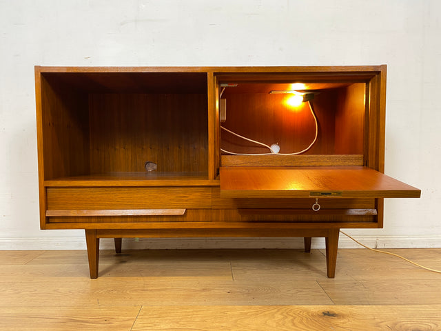 Stilvolles Mid-Century Sideboard mit beleuchtetem Bar Fach & Schubladen I Kommode TV Lowboard Fernsehkommode Phonoschrank Plattenspieler Vinyl Barkommode Barschrank Vintage I