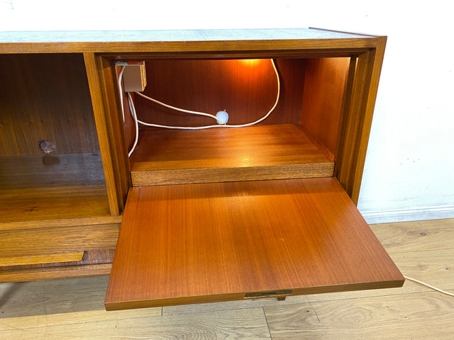 Stilvolles Mid-Century Sideboard mit beleuchtetem Bar Fach & Schubladen I Kommode TV Lowboard Fernsehkommode Phonoschrank Plattenspieler Vinyl Barkommode Barschrank Vintage I