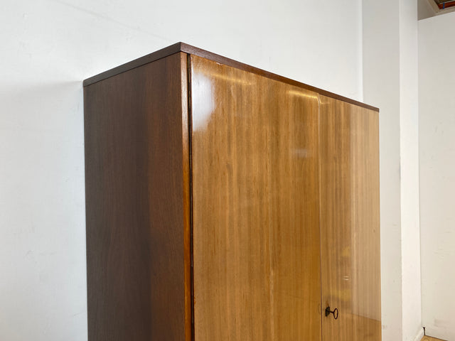 Schöner und gut erhaltener Mid-Century Wäscheschrank aus 1968 mit ausziehbaren Kleiderstangen I Schrank Kleiderschrank Garderobenschrank Garderobe Vintage 60er 70er I