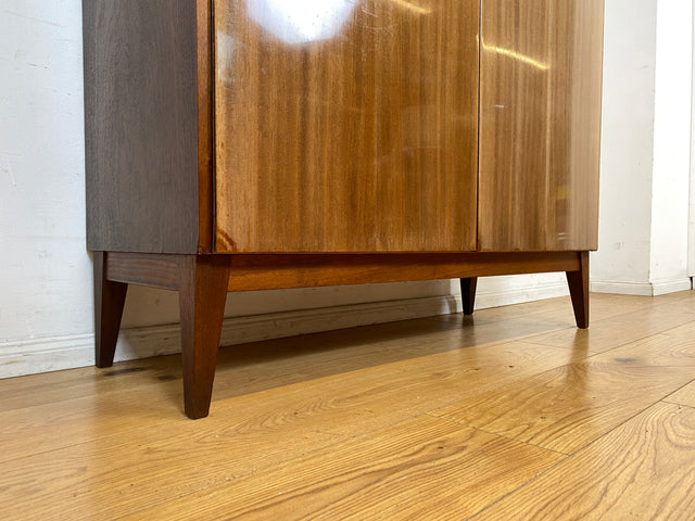 Schöner und gut erhaltener Mid-Century Wäscheschrank aus 1968 mit ausziehbaren Kleiderstangen I Schrank Kleiderschrank Garderobenschrank Garderobe Vintage 60er 70er I