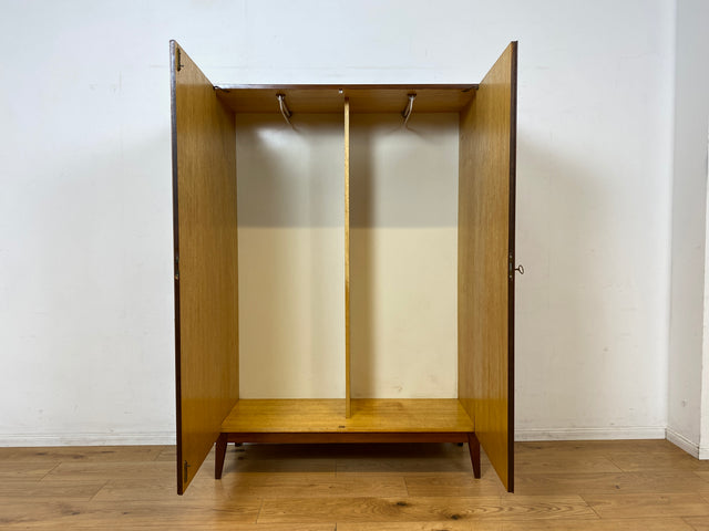 Schöner und gut erhaltener Mid-Century Wäscheschrank aus 1968 mit ausziehbaren Kleiderstangen I Schrank Kleiderschrank Garderobenschrank Garderobe Vintage 60er 70er I
