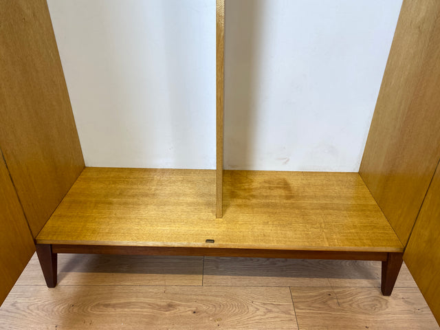 Schöner und gut erhaltener Mid-Century Wäscheschrank aus 1968 mit ausziehbaren Kleiderstangen I Schrank Kleiderschrank Garderobenschrank Garderobe Vintage 60er 70er I