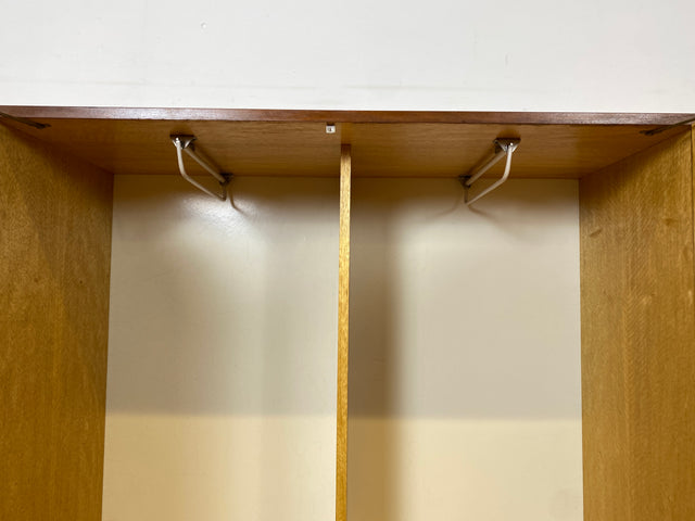 Schöner und gut erhaltener Mid-Century Wäscheschrank aus 1968 mit ausziehbaren Kleiderstangen I Schrank Kleiderschrank Garderobenschrank Garderobe Vintage 60er 70er I
