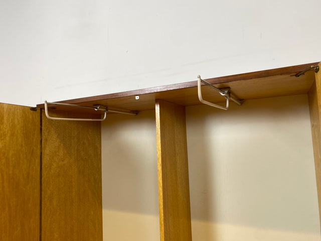 Schöner und gut erhaltener Mid-Century Wäscheschrank aus 1968 mit ausziehbaren Kleiderstangen I Schrank Kleiderschrank Garderobenschrank Garderobe Vintage 60er 70er I