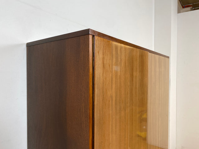 Schöner und gut erhaltener Mid-Century Wäscheschrank aus 1968 mit ausziehbaren Kleiderstangen I Schrank Kleiderschrank Garderobenschrank Garderobe Vintage 60er 70er I