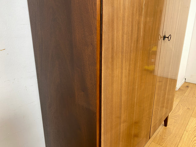 Schöner und gut erhaltener Mid-Century Wäscheschrank aus 1968 mit ausziehbaren Kleiderstangen I Schrank Kleiderschrank Garderobenschrank Garderobe Vintage 60er 70er I