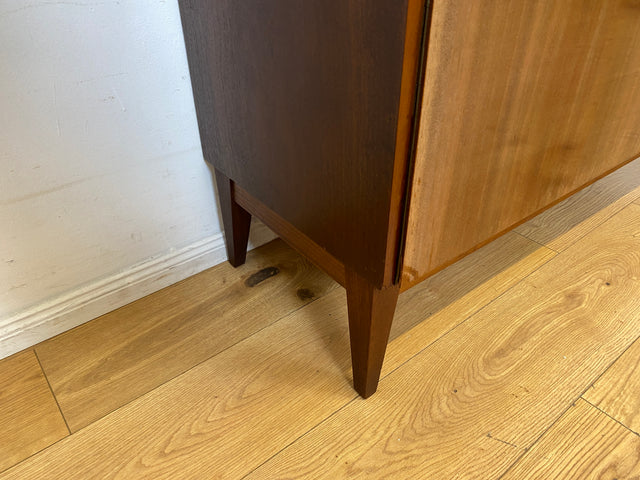 Schöner und gut erhaltener Mid-Century Wäscheschrank aus 1968 mit ausziehbaren Kleiderstangen I Schrank Kleiderschrank Garderobenschrank Garderobe Vintage 60er 70er I