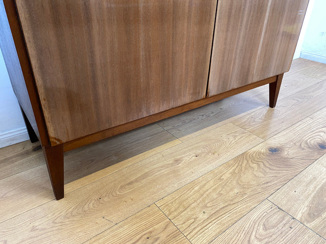 Schöner und gut erhaltener Mid-Century Wäscheschrank aus 1968 mit ausziehbaren Kleiderstangen I Schrank Kleiderschrank Garderobenschrank Garderobe Vintage 60er 70er I