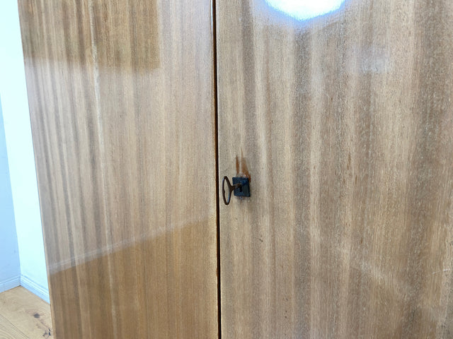 Schöner und gut erhaltener Mid-Century Wäscheschrank aus 1968 mit ausziehbaren Kleiderstangen I Schrank Kleiderschrank Garderobenschrank Garderobe Vintage 60er 70er I