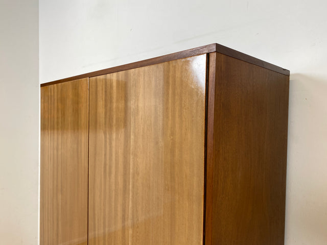 Schöner und gut erhaltener Mid-Century Wäscheschrank aus 1968 mit ausziehbaren Kleiderstangen I Schrank Kleiderschrank Garderobenschrank Garderobe Vintage 60er 70er I
