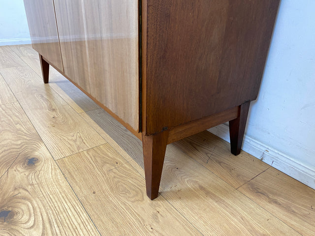 Schöner und gut erhaltener Mid-Century Wäscheschrank aus 1968 mit ausziehbaren Kleiderstangen I Schrank Kleiderschrank Garderobenschrank Garderobe Vintage 60er 70er I