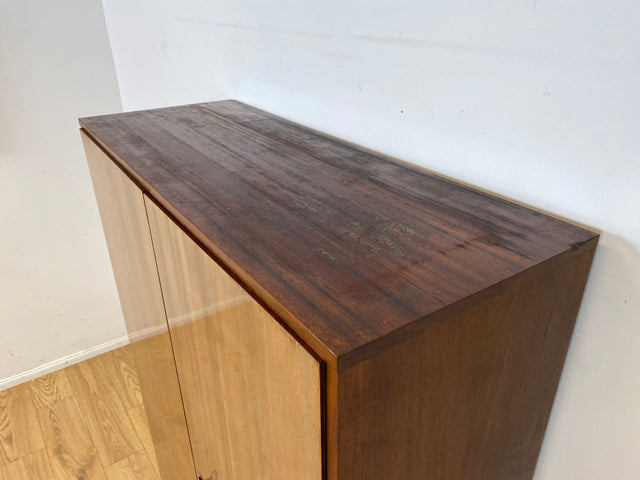 Schöner und gut erhaltener Mid-Century Wäscheschrank aus 1968 mit ausziehbaren Kleiderstangen I Schrank Kleiderschrank Garderobenschrank Garderobe Vintage 60er 70er I