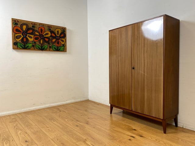 Schöner und gut erhaltener Mid-Century Wäscheschrank aus 1968 mit ausziehbaren Kleiderstangen I Schrank Kleiderschrank Garderobenschrank Garderobe Vintage 60er 70er I