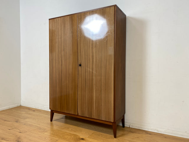 Schöner und gut erhaltener Mid-Century Wäscheschrank aus 1968 mit ausziehbaren Kleiderstangen I Schrank Kleiderschrank Garderobenschrank Garderobe Vintage 60er 70er I