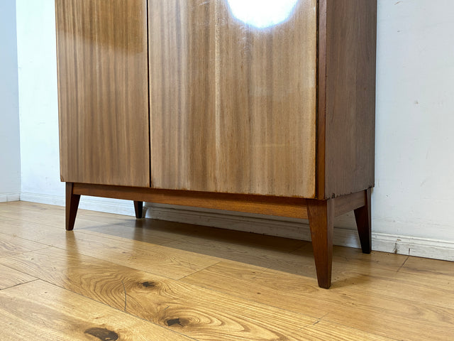 Schöner und gut erhaltener Mid-Century Wäscheschrank aus 1968 mit ausziehbaren Kleiderstangen I Schrank Kleiderschrank Garderobenschrank Garderobe Vintage 60er 70er I