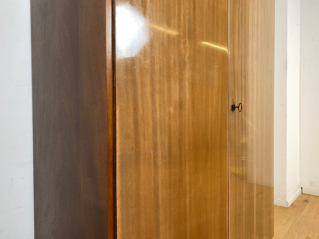 Schöner und gut erhaltener Mid-Century Wäscheschrank aus 1968 mit ausziehbaren Kleiderstangen I Schrank Kleiderschrank Garderobenschrank Garderobe Vintage 60er 70er I