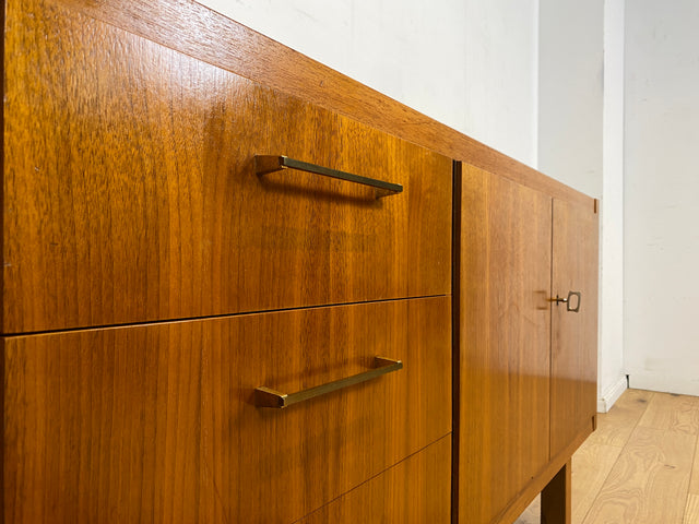 Stilvolles und gut erhaltenes Mid-Century Sideboard mit Schubladen und Messinggriffen I Kommode Lowboard TV-Lowboard Wäschekommode Fernsehbank Fernsehkommode Vintage 60er I