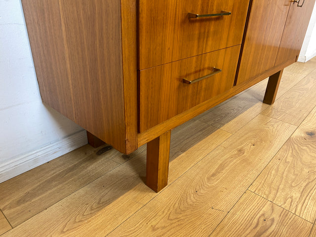 Stilvolles und gut erhaltenes Mid-Century Sideboard mit Schubladen und Messinggriffen I Kommode Lowboard TV-Lowboard Wäschekommode Fernsehbank Fernsehkommode Vintage 60er I