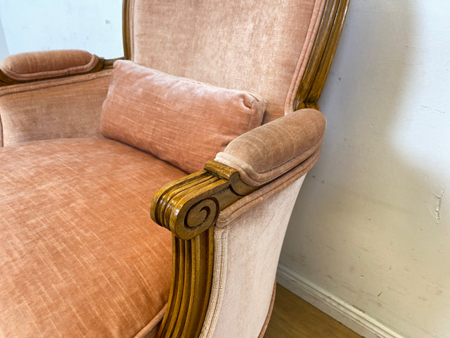 Eleganter, gemütlicher und sehr gut erhaltener Vintage Sessel in antikem Stil mit handverziertem Holzrahmen und altrosa Bezug I Lesesessel Salonsessel Stuhl Stilmöbel I