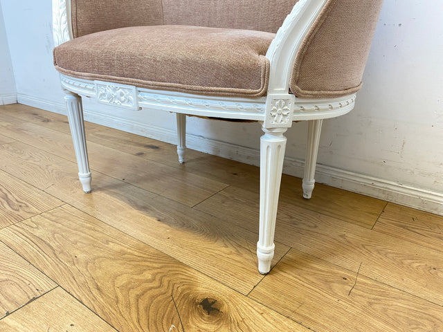 Besonders schöner 60er Jahre Sessel in antikem Stil mit weißem handverziertem Holzrahmen und altrosa Bezug I Lesesessel Salonsessel Bank Sitzbank Stilmöbel Barock Vintage I