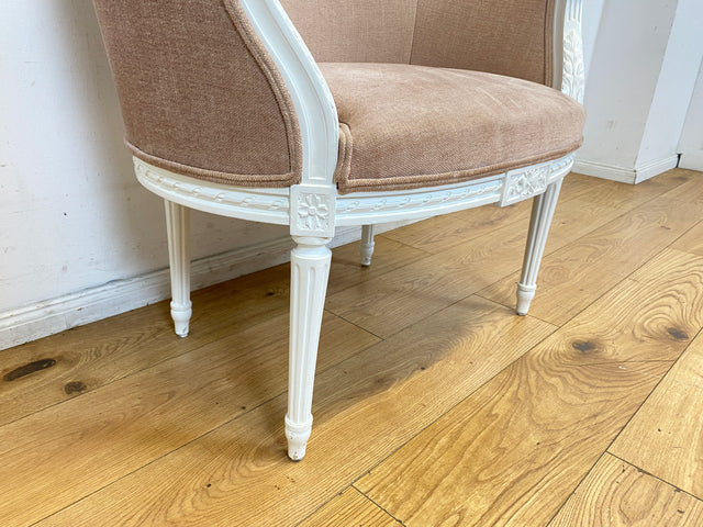 Besonders schöner 60er Jahre Sessel in antikem Stil mit weißem handverziertem Holzrahmen und altrosa Bezug I Lesesessel Salonsessel Bank Sitzbank Stilmöbel Barock Vintage I