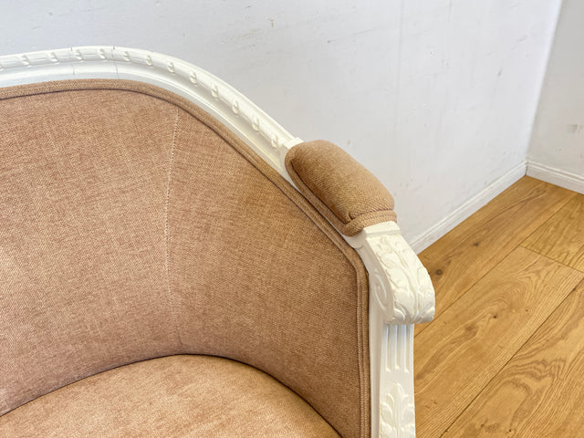 Besonders schöner 60er Jahre Sessel in antikem Stil mit weißem handverziertem Holzrahmen und altrosa Bezug I Lesesessel Salonsessel Bank Sitzbank Stilmöbel Barock Vintage I