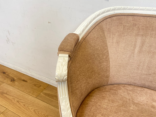 Besonders schöner 60er Jahre Sessel in antikem Stil mit weißem handverziertem Holzrahmen und altrosa Bezug I Lesesessel Salonsessel Bank Sitzbank Stilmöbel Barock Vintage I
