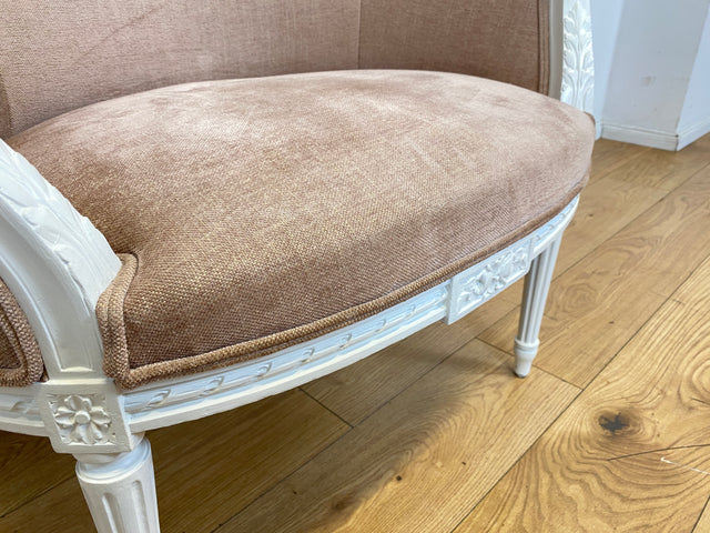 Besonders schöner 60er Jahre Sessel in antikem Stil mit weißem handverziertem Holzrahmen und altrosa Bezug I Lesesessel Salonsessel Bank Sitzbank Stilmöbel Barock Vintage I
