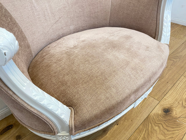 Besonders schöner 60er Jahre Sessel in antikem Stil mit weißem handverziertem Holzrahmen und altrosa Bezug I Lesesessel Salonsessel Bank Sitzbank Stilmöbel Barock Vintage I