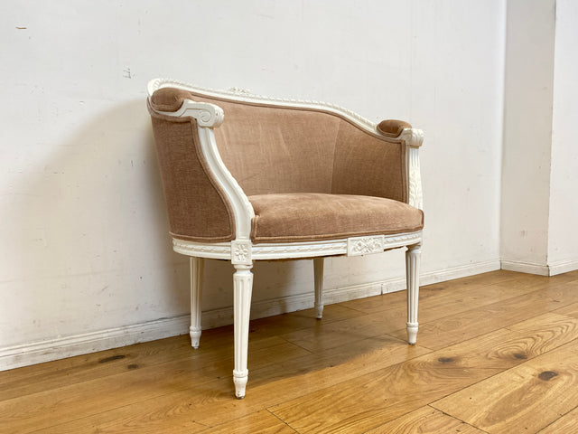 Besonders schöner 60er Jahre Sessel in antikem Stil mit weißem handverziertem Holzrahmen und altrosa Bezug I Lesesessel Salonsessel Bank Sitzbank Stilmöbel Barock Vintage I