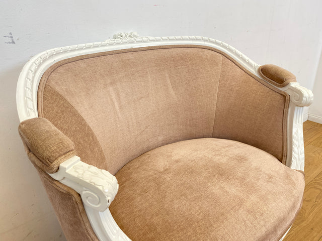 Besonders schöner 60er Jahre Sessel in antikem Stil mit weißem handverziertem Holzrahmen und altrosa Bezug I Lesesessel Salonsessel Bank Sitzbank Stilmöbel Barock Vintage I