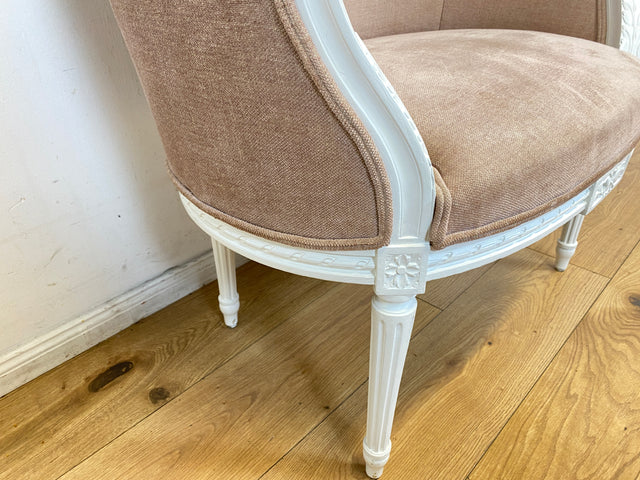 Besonders schöner 60er Jahre Sessel in antikem Stil mit weißem handverziertem Holzrahmen und altrosa Bezug I Lesesessel Salonsessel Bank Sitzbank Stilmöbel Barock Vintage I