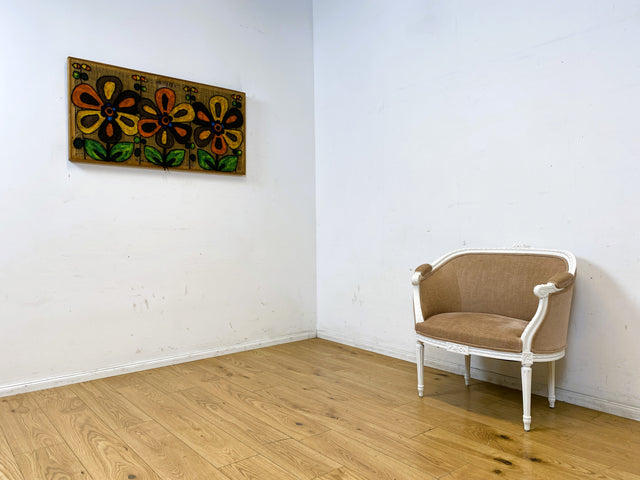 Besonders schöner 60er Jahre Sessel in antikem Stil mit weißem handverziertem Holzrahmen und altrosa Bezug I Lesesessel Salonsessel Bank Sitzbank Stilmöbel Barock Vintage I