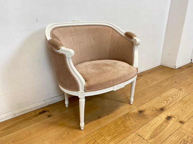 Besonders schöner 60er Jahre Sessel in antikem Stil mit weißem handverziertem Holzrahmen und altrosa Bezug I Lesesessel Salonsessel Bank Sitzbank Stilmöbel Barock Vintage I