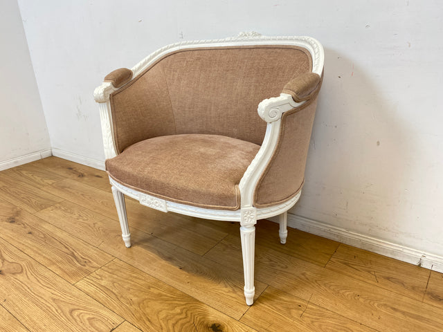 Besonders schöner 60er Jahre Sessel in antikem Stil mit weißem handverziertem Holzrahmen und altrosa Bezug I Lesesessel Salonsessel Bank Sitzbank Stilmöbel Barock Vintage I