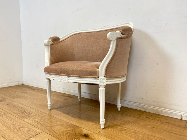 Besonders schöner 60er Jahre Sessel in antikem Stil mit weißem handverziertem Holzrahmen und altrosa Bezug I Lesesessel Salonsessel Bank Sitzbank Stilmöbel Barock Vintage I