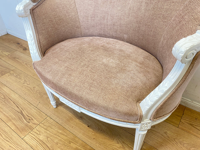 Besonders schöner 60er Jahre Sessel in antikem Stil mit weißem handverziertem Holzrahmen und altrosa Bezug I Lesesessel Salonsessel Bank Sitzbank Stilmöbel Barock Vintage I